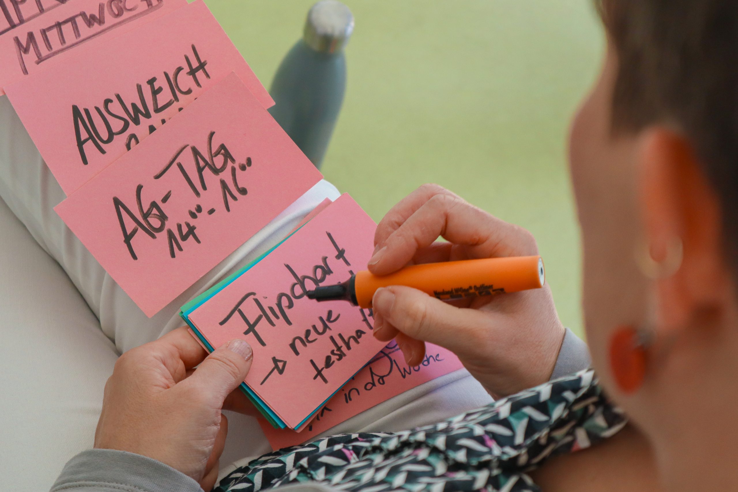 Elisabeth organisiert Ideen der Teilnehmenden