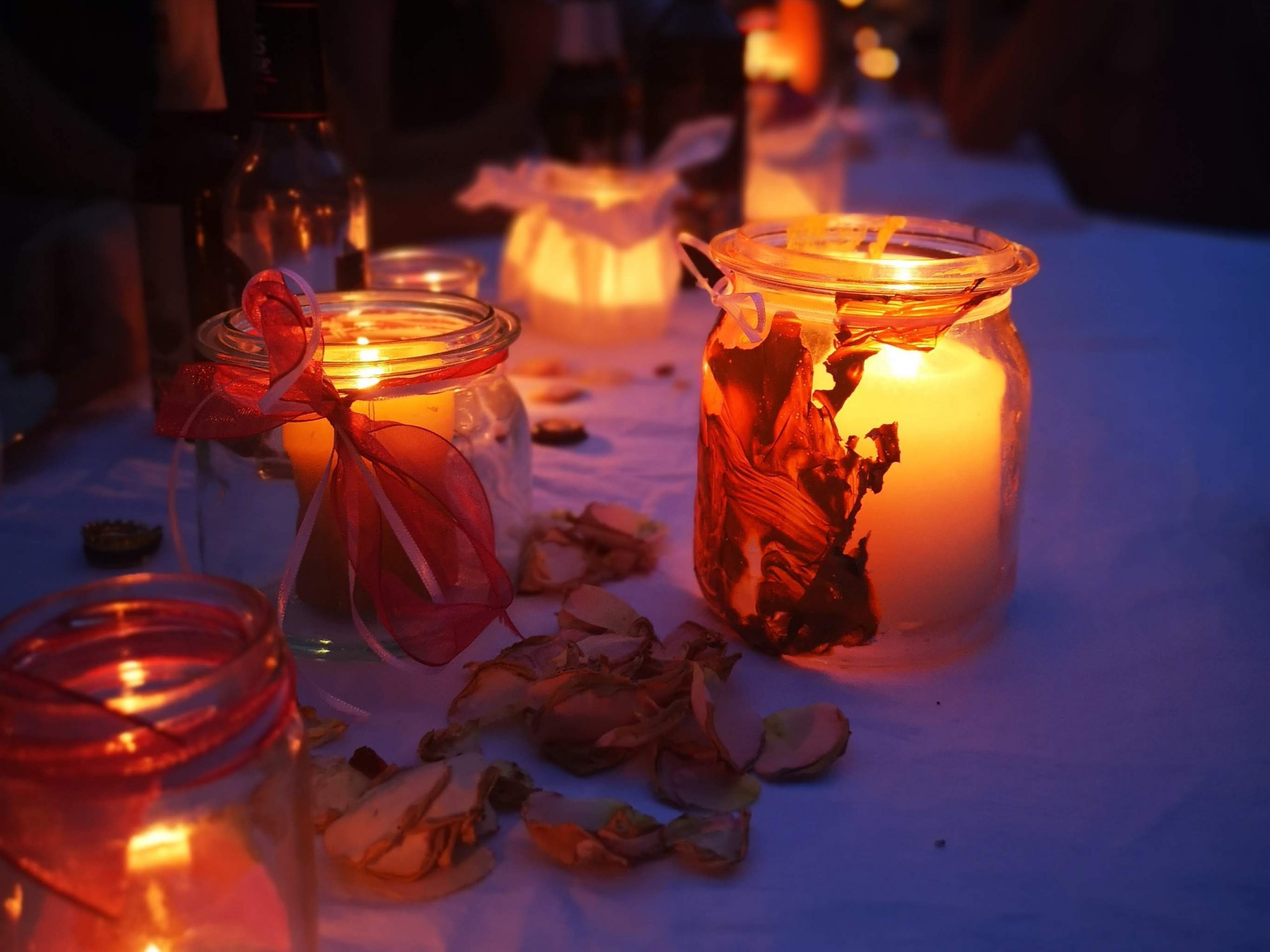 Kinderbemalte Kerzen im Dunkeln